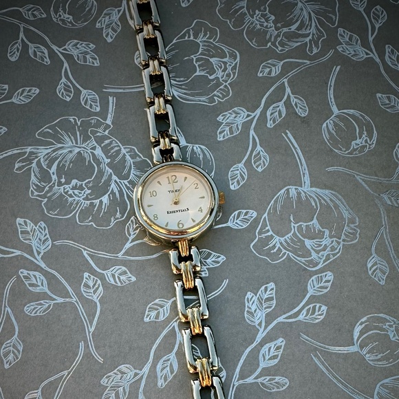 ⌚️ Timex “Essentials” Two-Tone Bracelet Watch — Classic & Chic! - Picture 2 of 5